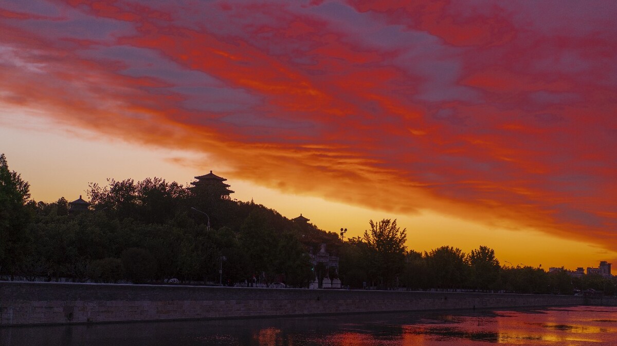 北京深紅色朝霞，北京朝霞映紅天際