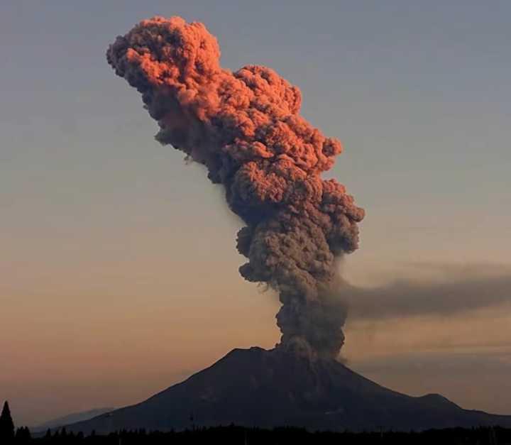 日本火山噴發(fā)灰柱高達(dá)3400米，自然的熱烈展現(xiàn)，日本火山熱烈噴發(fā)，灰柱直沖云霄3400米